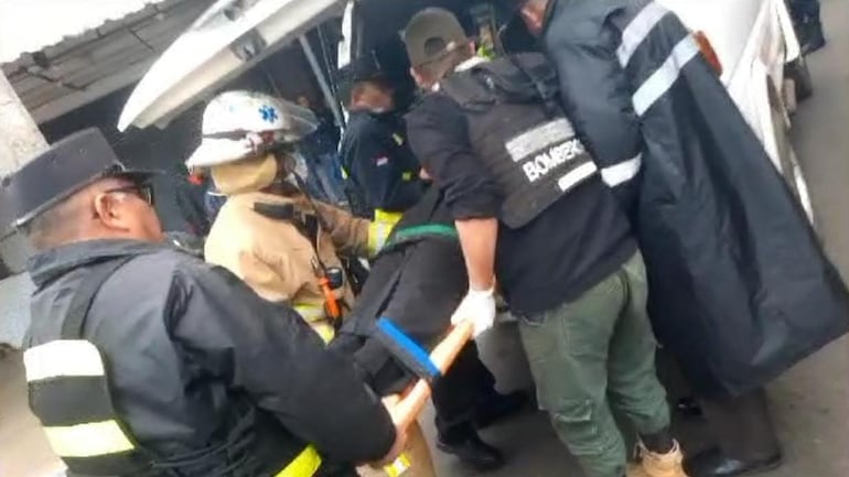 Momento en que llevan a la PMT en una ambulancia hasta el Hospital del Trauma para que pueda ser atendida por médicos.