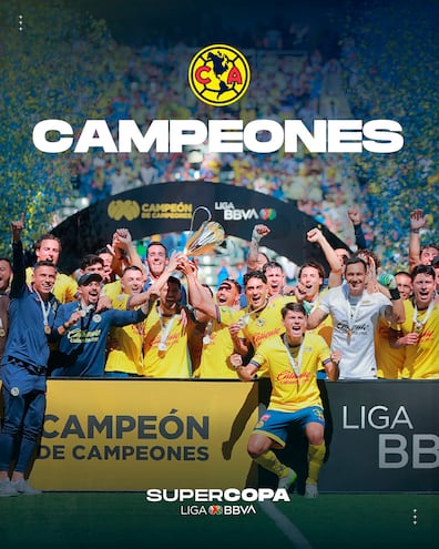 Los jugadores del América festejan con el trofeo de la Supercopa de México