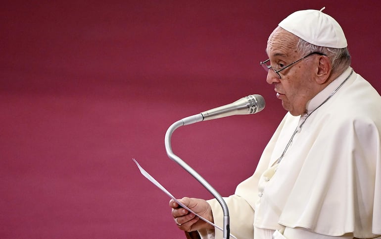 El papa Francisco dirige una audiencia especial para los participantes del IV Encuentro Internacional de Coros en el Aula Pablo VI, en la Ciudad del Vaticano, este sábado.-EFE/ Riccardo Antimiani