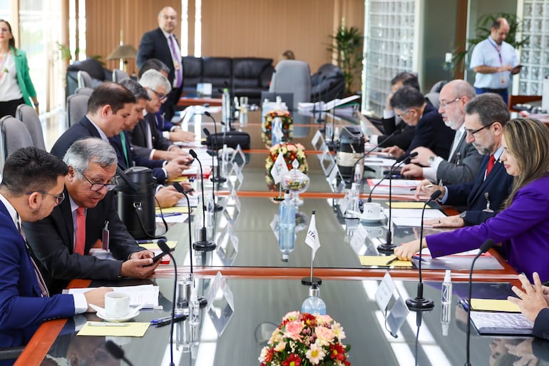 La última reunión del Directorio de Itaipú, en la Central, el jueves pasado.