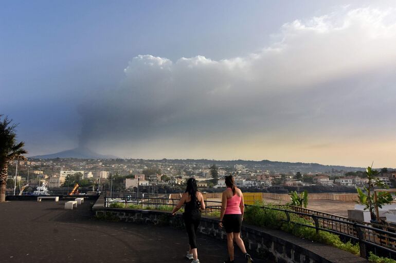 El Cráter Central del Etna libera una nube de ceniza después de una nueva erupción en Catania.