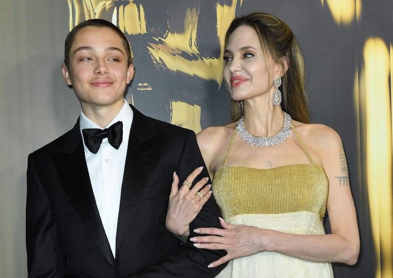 ¡Mamá babosa! Angelina Jolie y su hijo Knox Jolie-Pitt llegando a la 15ª edición anual de los Governors Awards de la Academia de Artes y Ciencias Cinematográficas en el Ray Dolby Ballroom de Los Ángeles.