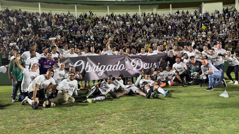 Los jugadores del Ceará SC festejan el ascenso a la Serie A de Brasil después de empatar con Guarani en Campinas.