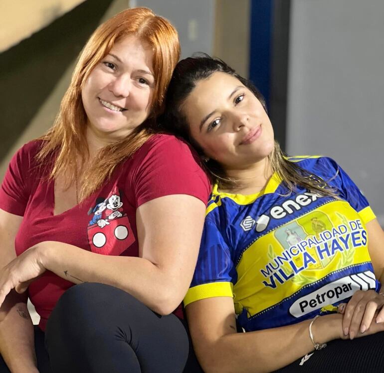 Clara Florentín junto con la hija del líder de la bancada cartista.