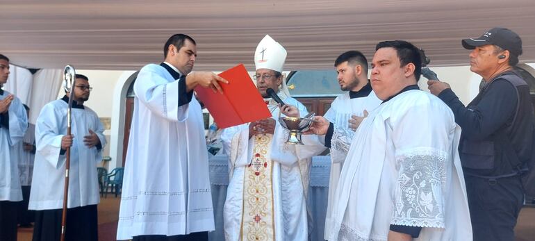 El obispo Pedro Collar presidió la misa central del Jubileo 2025 en la explanada de la Catedral San Blas, ante una multitud de fieles.