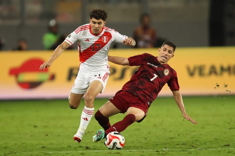 Franco Zanelatto (i) de Perú disputa el balón con Jefferson Savarino de Venezuela, en un partido de las eliminatorias para la Copa Mundo de Fútbol de 2026 en el estadio Nacional en Lima (Perú). EFE/ Paolo Aguilar