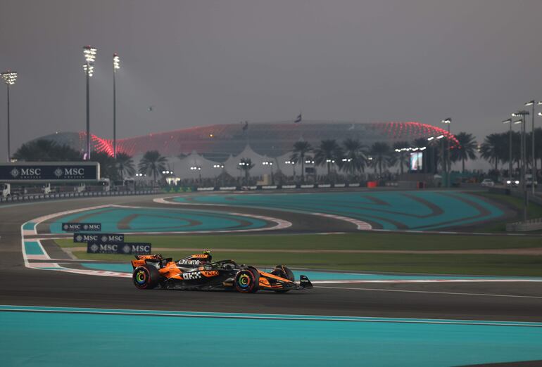 McLaren domina en el circuito de Yas Marina