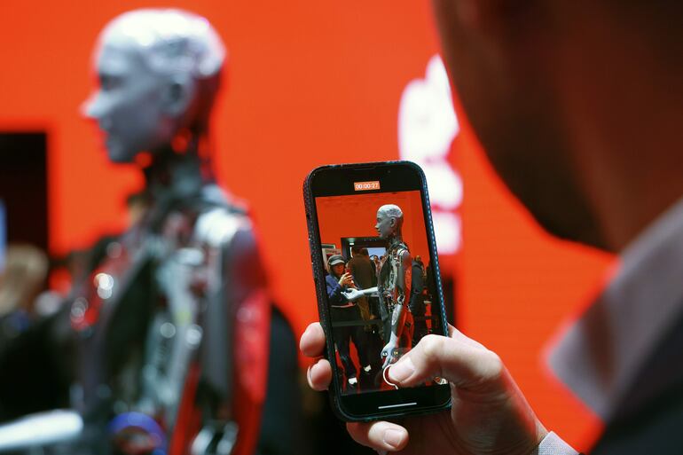 El androide robótico Ameca interactúa con los visitantes del MWC 2024, el mayor evento mundial de tecnología, que en su edición número 18 en Barcelona confirma la tendencia: ya no es solo un congreso de móviles, tampoco de aparatos y robots futuristas -llamativos pero anecdóticos-, sino que la tecnología en sentido amplio y en todas sus vertientes es ahora la reina del certamen. EFE/Quique García