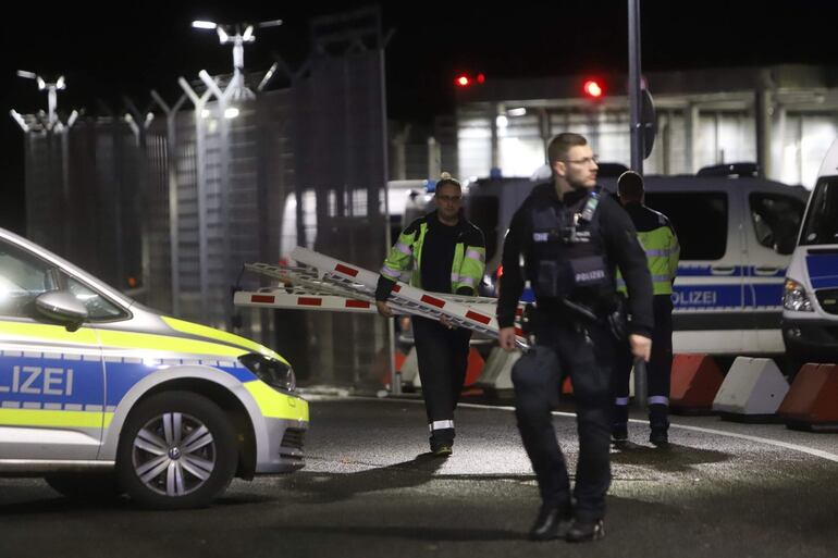 La Policía en los alrededores del aeropuerto de Hamburgo