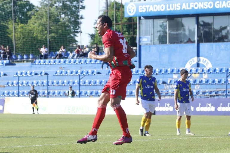 Celebración de Cristian Maidana, autor del primer tanto rojiverde, en el triunfo sobre Encarnación FC. (Foto: Atlético Tembetary)