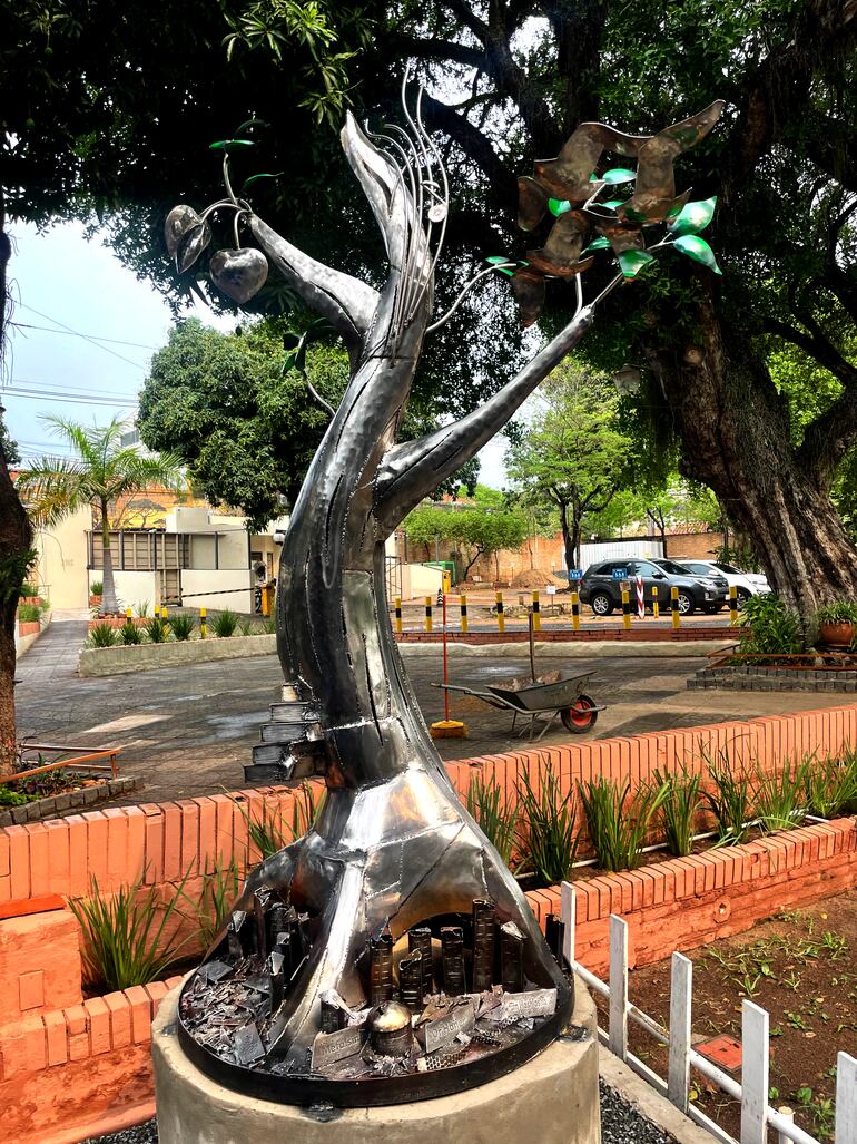 Escultura de Diego Céspedes realizada conmemorar el 7 de octubre, Sábado Negro, día de la invasion a Israel. La obra se erige en la Unión Hebraica del Paraguay.