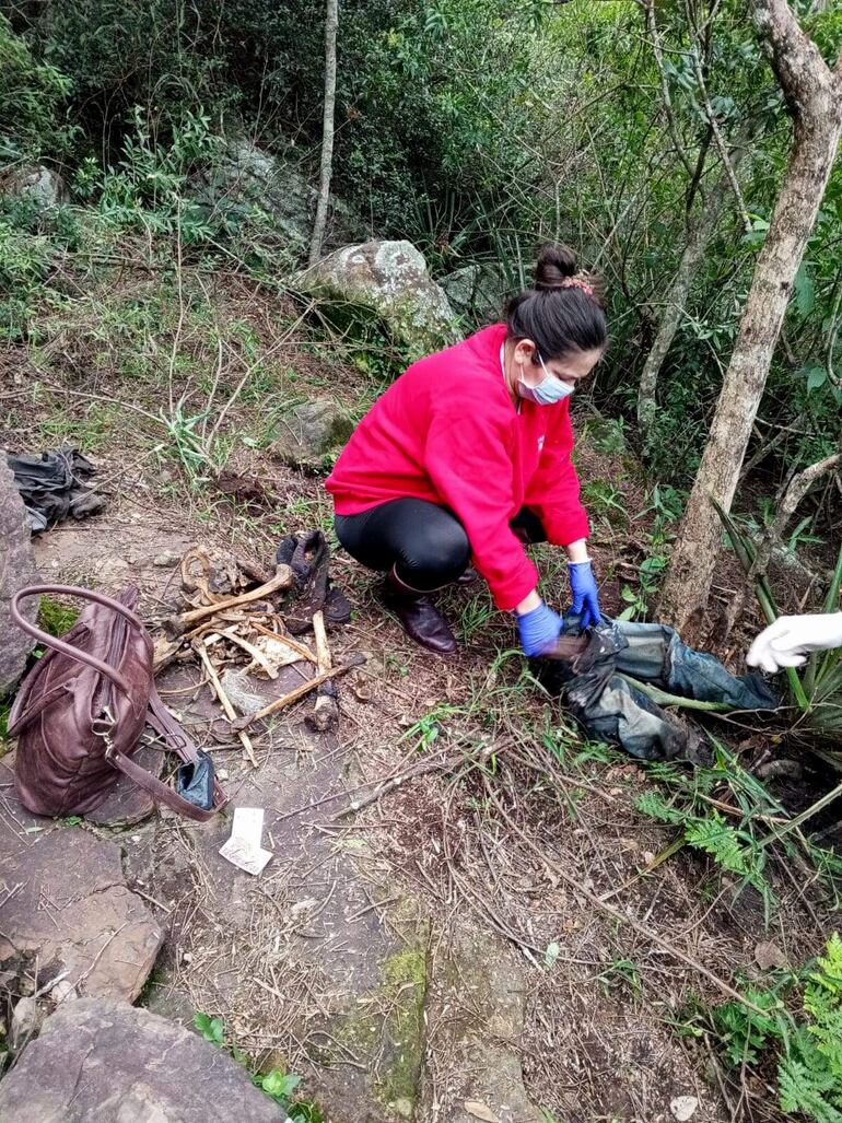 La médica forense Mercedes Montiel procede a rescatar los restos óseos encontrados en el Cerro Ñua'i de Acahay.