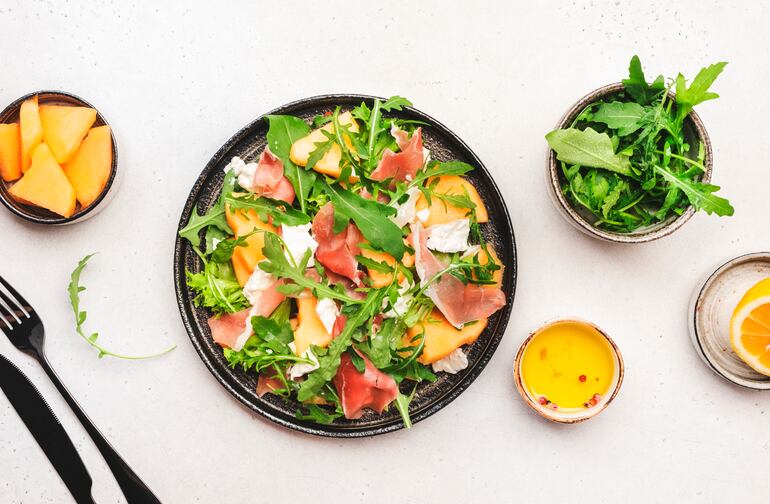 Ensalada de melón con jamón y rúcula.