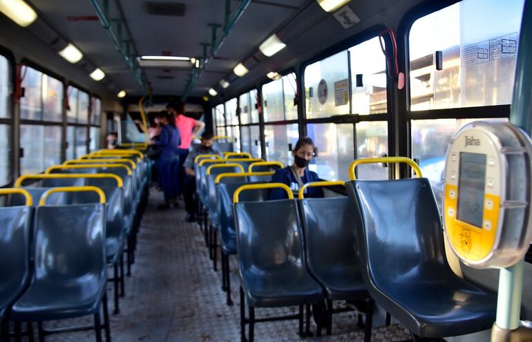 Diputado liberal pretende regular el uso de tarjetas en el servicio del transporte público.