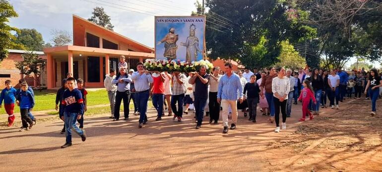 Procesión de las imágenes de San Joaquín y Santa Ana por las calles y avenidas de la localidad ubicada en el departamento de Caaguazú.