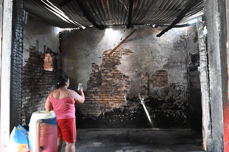 Familas del barrio asunceno Roberto L. Pettit afectadas por un incendio el sábado. Especialistas recomiendan tener extintores cerca.