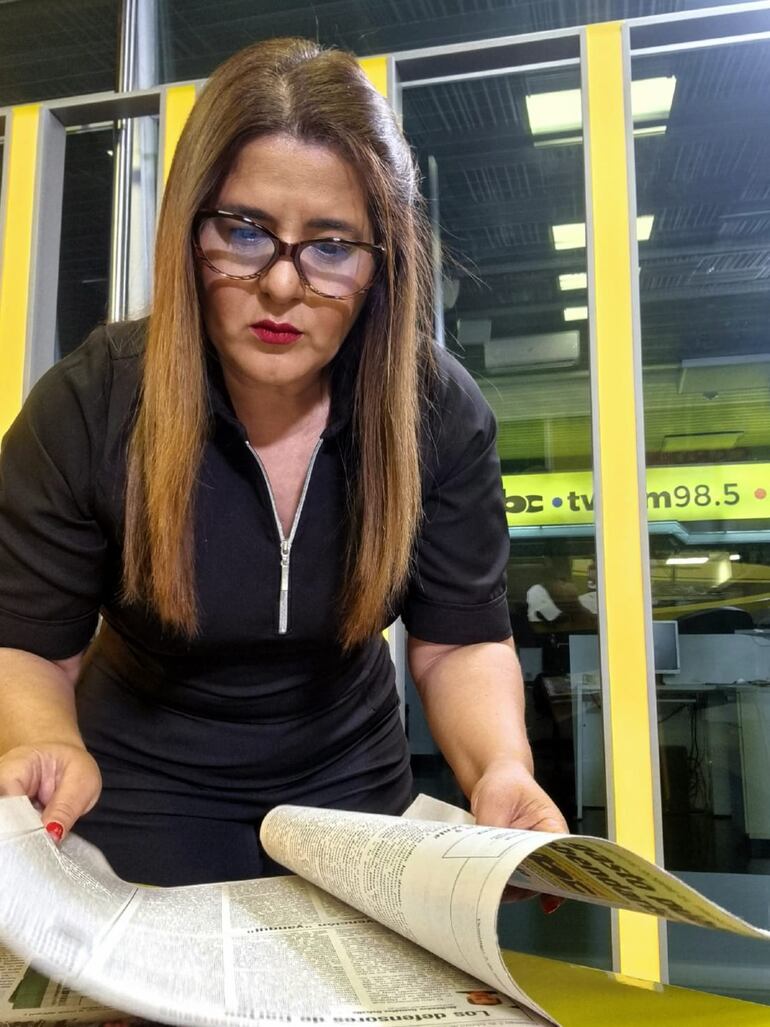 Marta Escurra en la previa del programa buscando información para la audiencia. (Gentileza)