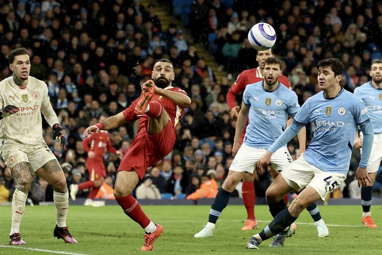 MANCHESTER (United Kingdom), 23/02/2025.- Mohamed Salah (C-L) of Liverpool in action against Abdukodir Khusanov (R) of Manchester City during the English Premier League match between Manchester City and Liverpool FC, in Manchester, Britain, 23 February 2025. (Reino Unido) EFE/EPA/ADAM VAUGHAN EDITORIAL USE ONLY. No use with unauthorized audio, video, data, fixture lists, club/league logos, 'live' services or NFTs. Online in-match use limited to 120 images, no video emulation. No use in betting, games or single club/league/player publications.
