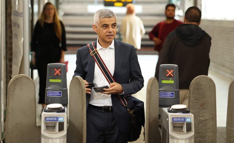 El alcalde de Londres Sadiq Khan llega en subte al acto para promover los buses eléctricos en la ciudad, que tiene uno de los pasajes de transporte público más caros.