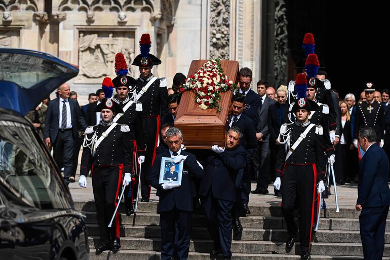 El féretro del ex primer ministro de Italia, Silvio Berlusconi, es llevado desde la Catedral de Milán hasta su última morada.  (AFP)