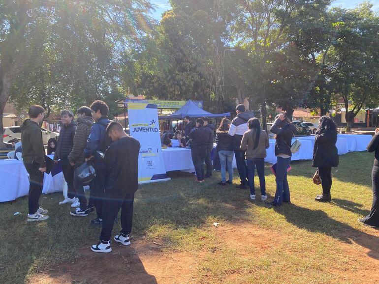 Jóvenes formando fila para anotar sus datos en la pagina del Ministerio del Trabajo.