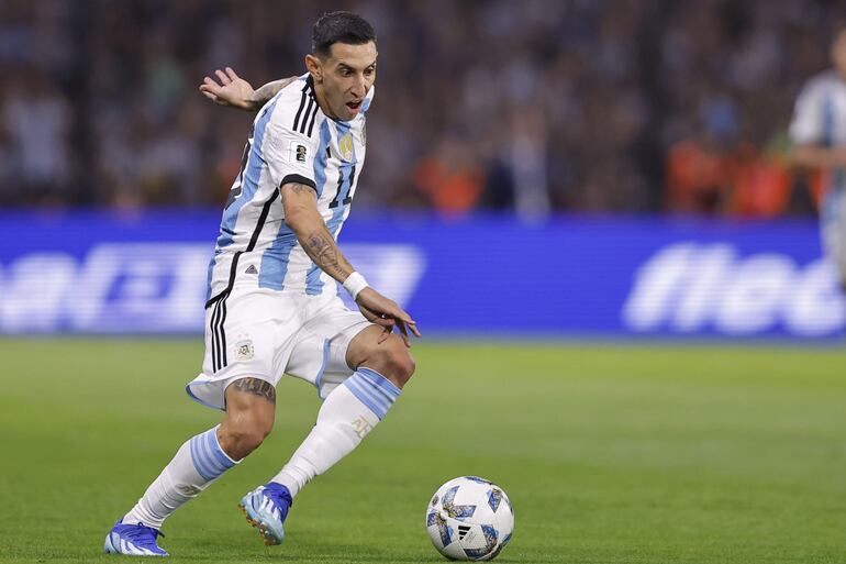 Ángel di María de Argentina controla el balón hoy, en un partido de las Eliminatorias Sudamericanas para la Copa Mundial de Fútbol 2026 entre Argentina y Uruguay en el estadio La Bombonera en Buenos Aires (Argentina). 
