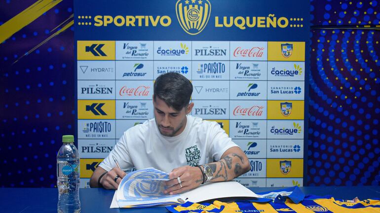 Iván Torres en la firma y presentación como refuerzo del Sportivo Luqueño para la segunda parte de la temporada 2024 del fútbol paraguayo.