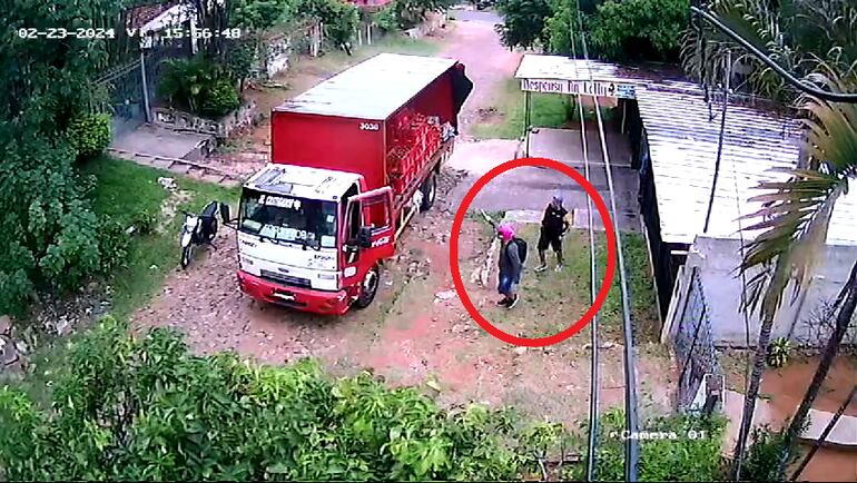 Dos delincuentes armados robaron a trabajadores de un camión repartidor de bebidas en Areguá.