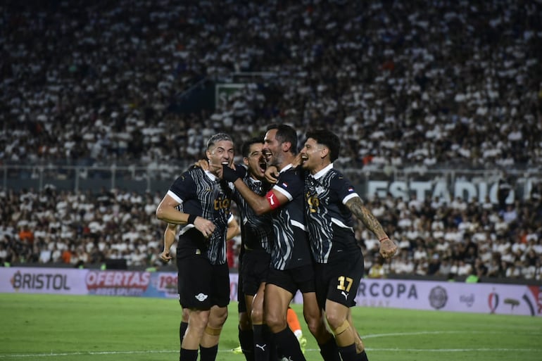 Roque Santa Cruz festejando el gol de Libertad ante Olimpia. Dijo que alguna vez lo buscó Cerro Porteño