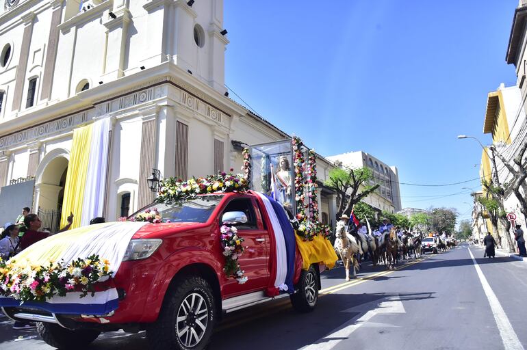 La imagen de Nuestra Señora de la Asunción, Patrona del Paraguay, llegó en una procesión.