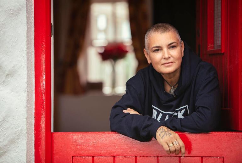 La cantante Sinéad O'Connor falleció a los 56 años, tras una carrera musical en la que publicó 10 álbumes.