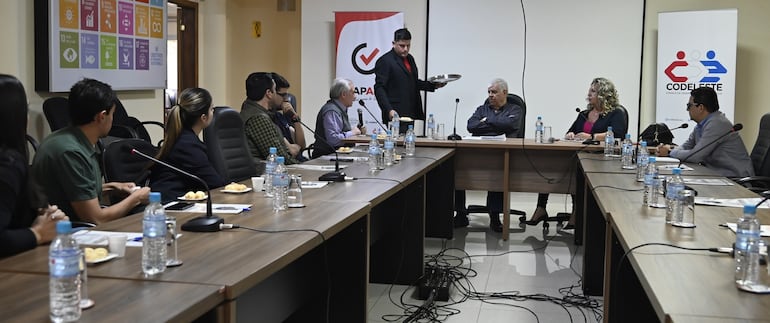 La reunión entre comerciantes y autoridades locales en busca de la limpieza en la zona comercial. 