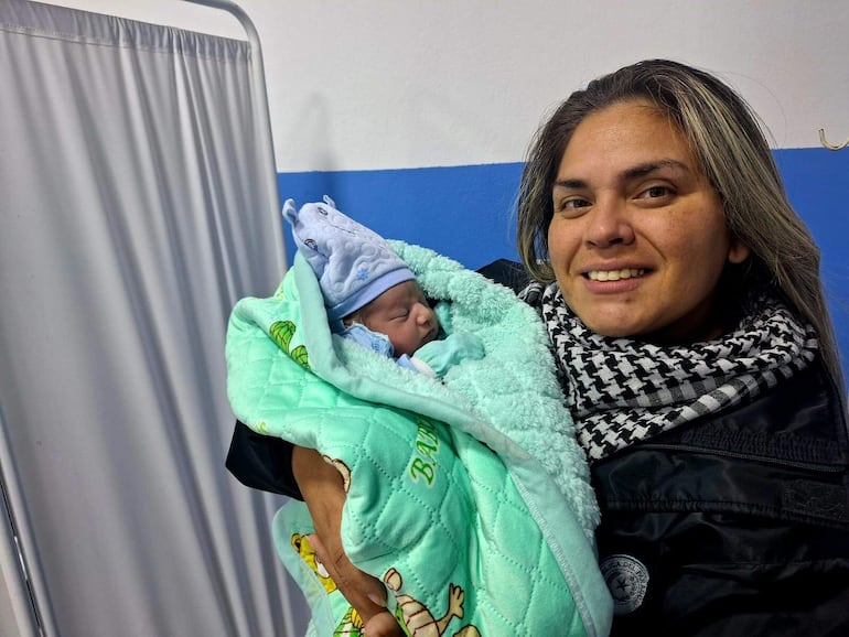 La directora del centro de salud de San Antonio, Cynthia Ríos, con el recién nacido y nuevo sanantoniano.