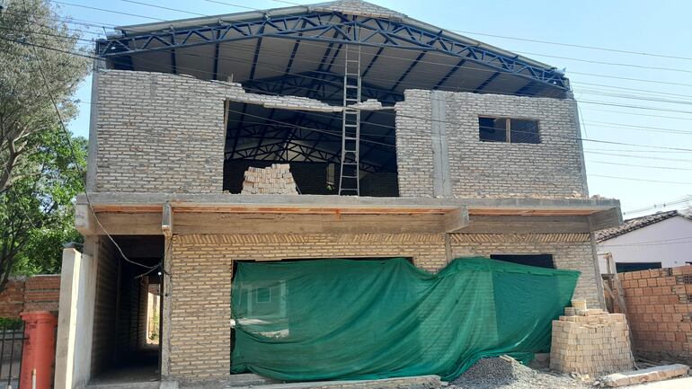 Fachada de la futura sede de la empresa recolectora de desechos, Nuevo Horizonte. Se nota para parte afectada por el desplome. No cuenta con sistema de seguridad para los trabajadores.