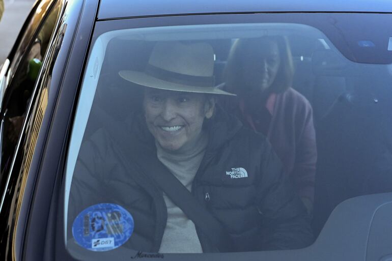 Raphael, en un automóvil tras haber recibido este viernes el alta hospitalaria tras diez ingresado en el Hospital Doce de Octubre.