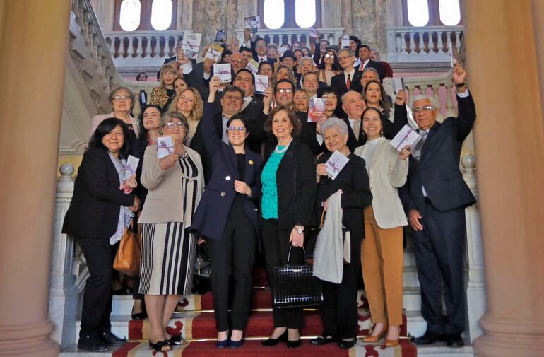 Escritores y autoridades el año pasado, cuando se promulgó la Ley del Libro.