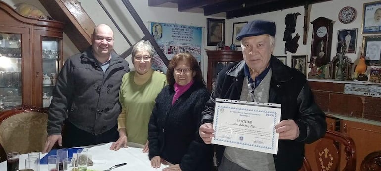 El ex candidato a intendente,Tranquilino “Nino“ Adorno, recibió certificado de reconocimiento por parte de dirigentes liberales de Carapeguá.