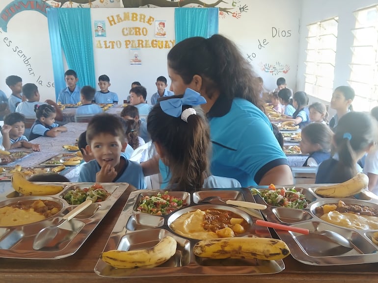 En el Alto Paraguay mas de 4.500 alumnos ya reciben el almuerzo escolar distribuido por una empresa contratada por la gobernacion.