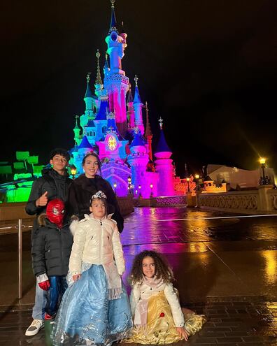 Georgina Rodríguez junto a Cristiano Junior, Mateo, Eva y Alana en Disneyland París.