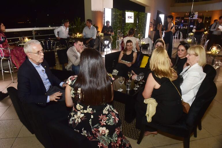 Entre los principales invitados asistieron importantes autoridades de la Secretaría Nacional de Turismo y de otras entidades públicas. También estuvieron presentes algunos de sus principales clientes quienes disfrutaron una noche en la terraza del Sheraton Hotel con música, tragos, aperitivos y sorteos de viajes.