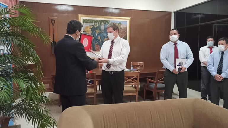 Reconocimiento al presidente de la Essap.