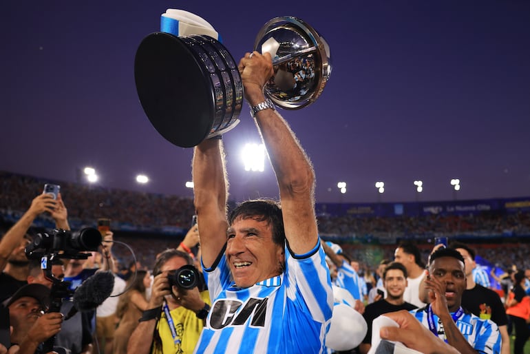 Gustavo Costas exhibe orgulloso el trofeo de la Copa Sudamericana.