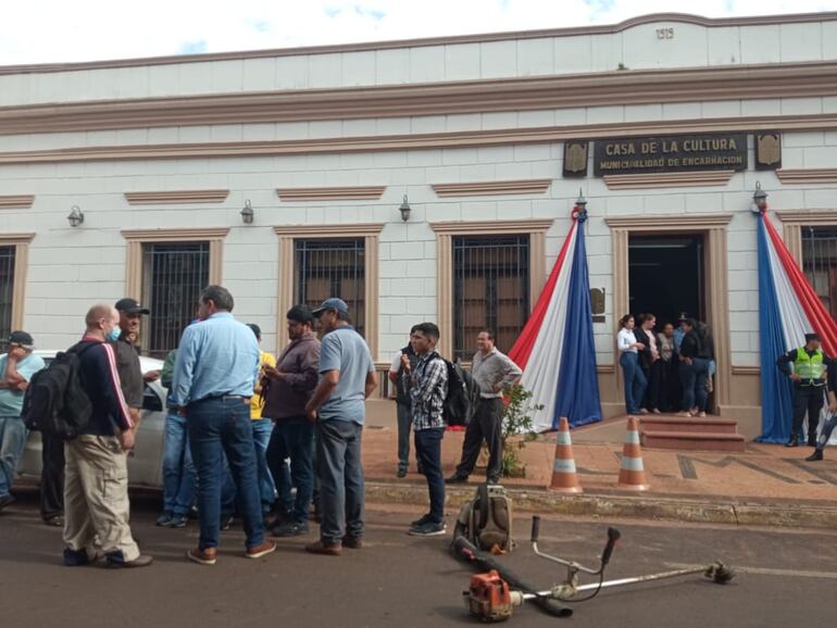 Funcionarios municipales se manifestaron frente a la Junta Municipal.