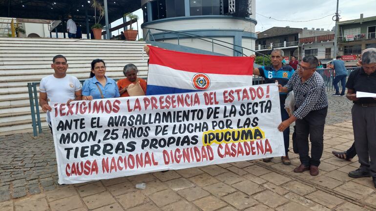 Integrantes del Consejo Pastoral Social de Puerto Casado frente a la Basílica de Caacupé.