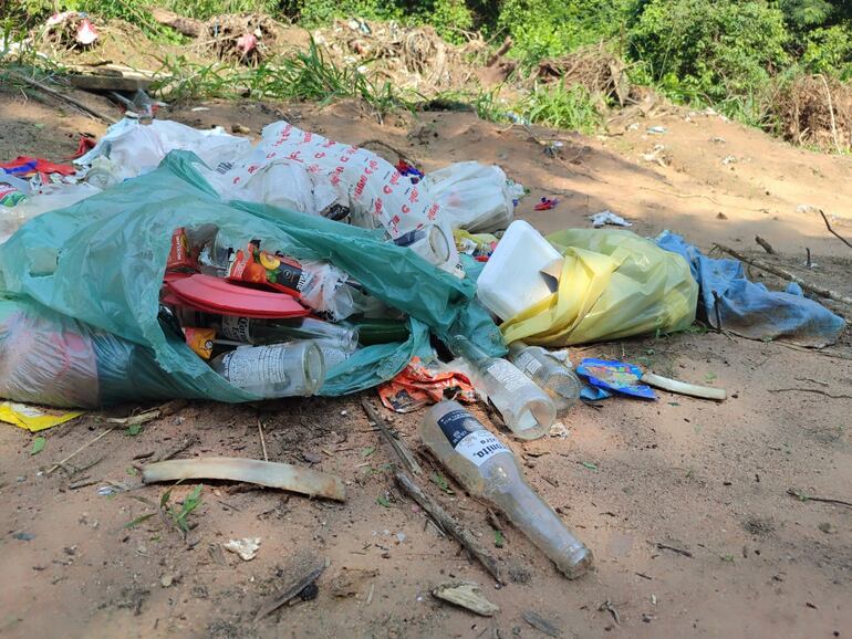 En la compañía Pirayu’i se puede ver bolsas y botellas con agua que podrían causar la proliferación de mosquitos transmisores del dengue y chikunguña.