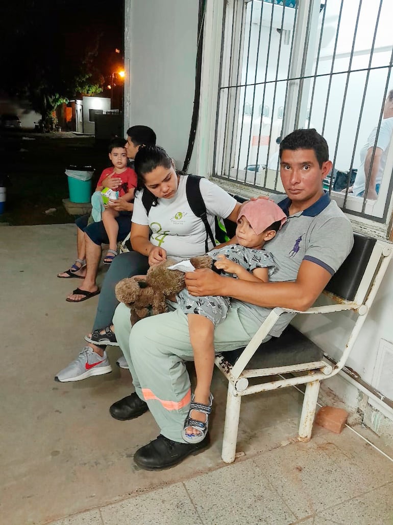 Un niño con cuadro febril, espera ser atendido en uno de los hospitales del IPS. 