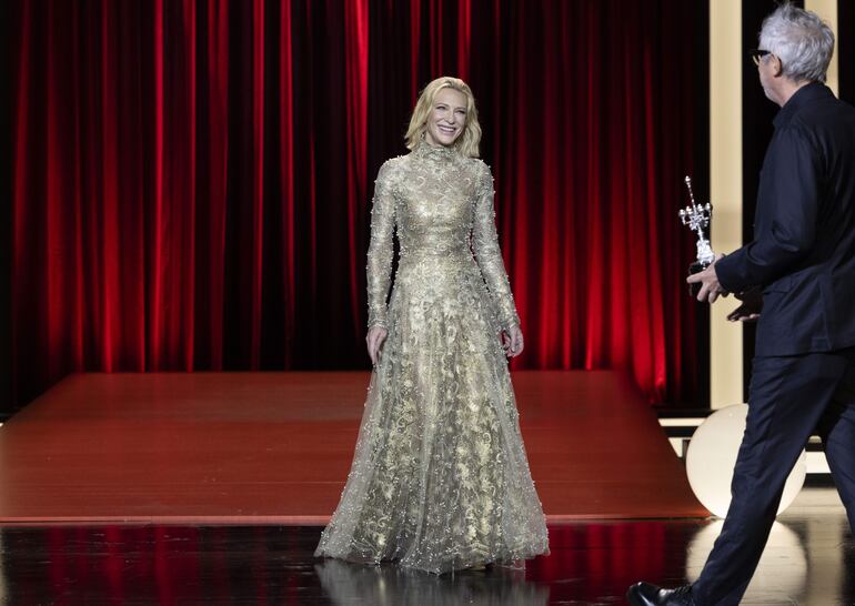 Cate Blanchett recibió el Premio Donostia de manos del director Alfonso Cuarón durante el Festival Internacional de Cine de San Sebastián. (EFE/Javier Etxezarreta)
