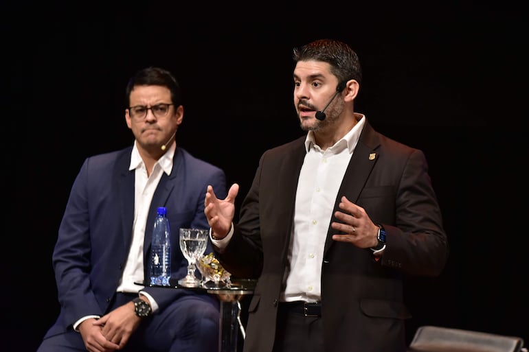 El intendente Óscar "Nenecho" Rodríguez (ANR - cartista) y su jefe de gabinete, Federico Mora, durante la rendición de cuentas 2023. Hasta ahora no puede explicar con documentos a dónde fueron a parar G. 500.000 millones en bonos que eran para obras.