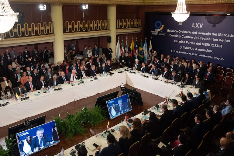 Imagen ilustrativa: fotografía de la sesión plenaria en la cumbre semestral de presidentes de los países del Mercosur este viernes en Montevideo, capital de Uruguay.