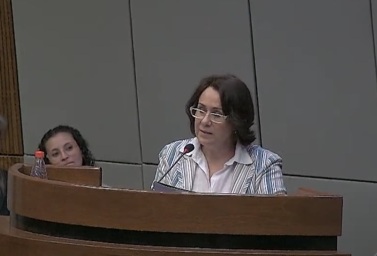 La concejal departamental de Alto Paraná, Sandra Miranda (PPQ), haciendo uso de la palabra durante la audiencia pública en el Congreso Nacional: tema transformación educativa.